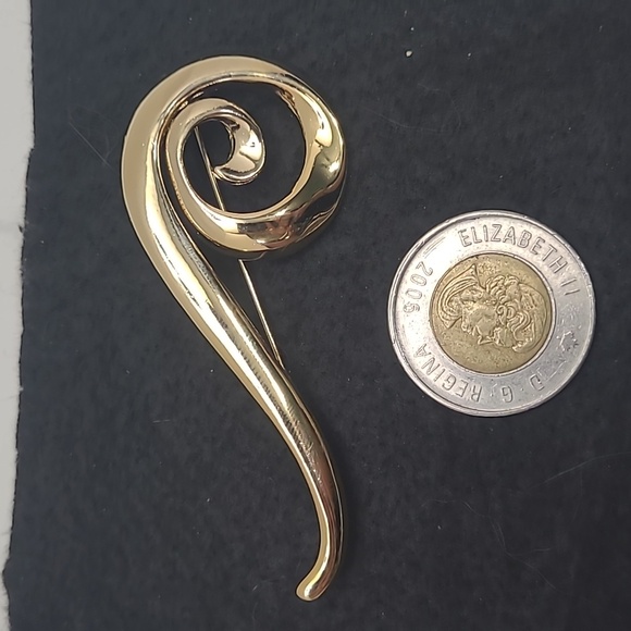 Elegant Gold Swirl Brooch - Picture 3 of 3